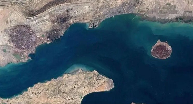 যুদ্ধবিরতির একদিন পরও হরমুজ প্রণালি বন্ধ